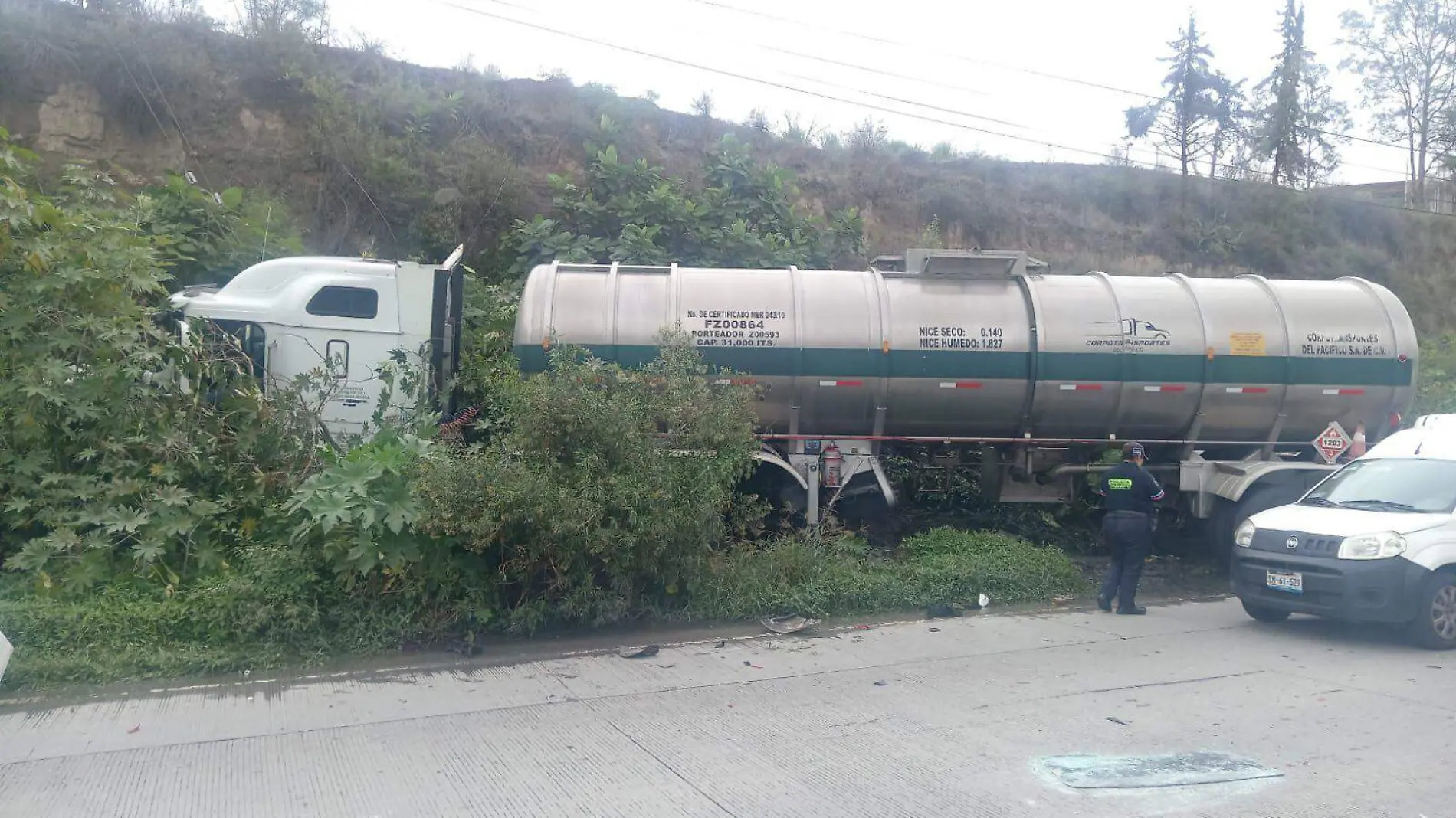 Choque múltiple en Periférico deja tres lesionados y daños materiales